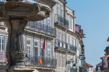 Viana do Castelo, Portekiz - 10 Mayıs 2018: Turistlerin bahar günü ziyaret ettiği tarihi şehir merkezinin sokaklarındaki tipik ev ve dükkanların mimari ayrıntıları