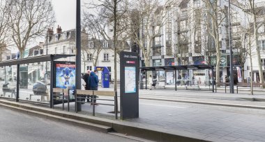 Tours, France - 8 Şubat 2020: Jean Jaures 'te bir kış günü belediye binası yakınlarındaki tramvay ve otobüs durağında gezginler
