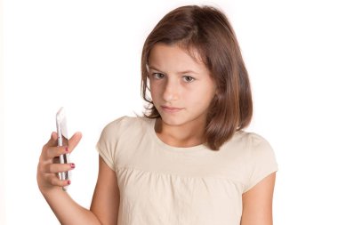 Paris, Fransa - 26 Ağustos 2017: Sudio ekranı kırık bir iPhone tutan üzgün küçük kız