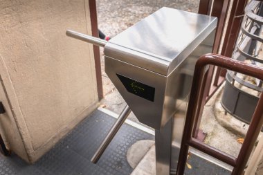 İtalya 'da bir füniküler istasyonun girişinde turnikeler.