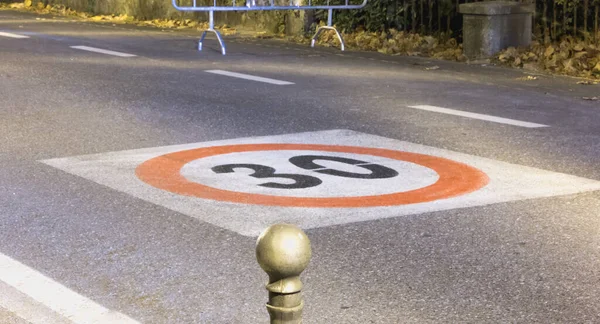 Πινακίδα Ορίου Ταχύτητας Ασφαλτοστρωμένο Δρόμο Νύχτα Στην Ιταλία — Φωτογραφία Αρχείου