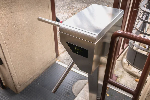 İtalya 'da bir füniküler istasyonun girişinde turnikeler.