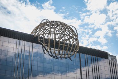 Braga, Portekiz - 23 Mayıs 2018: İlkbahar gününde şehir tren istasyonu cephesi (Estacao De Braga)