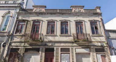 Ovar, Portekiz - 18 Şubat 2020: bir kış günü şehir merkezinde küçük harabe bir apartman dairesi