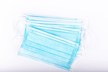 COVID-19 küresel koronavirüs salgınında kullanılan tek kullanımlık tıbbi koruyucu maskeler. SARS-CoV-2