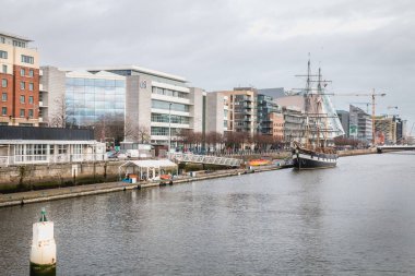 Dublin, İrlanda - 12 Şubat 2019: 3 direkli yelkenli Jeanie Johnston ve Samuel Beckett köprüsünün kopyasıyla şehir merkezinde Liffey Nehri manzarası