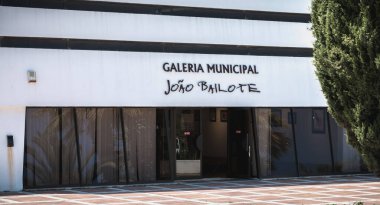 Albufeira, Portekiz - 4 Mayıs 2018: Belediye konferans salonu ve belediye galerisi Joao Bailote 'nin mimari ayrıntıları