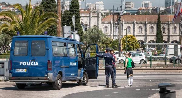 Lisboa Portugal Mayo 2018 Policía Charlando Con Transeúntes Junto Camión — Foto de Stock
