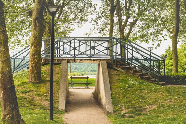 Parijs Frankrijk Mei 2017 Zicht Een Kleine Stenen Brug Een — Stockfoto