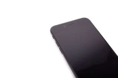 Paris, Fransa - 14 Mayıs 2020: Yeni siyah iPhone SE 2020 'nin tasarımı çok uluslu firma Apple' ın beyaz arka planda vizyona girdiği günlerde