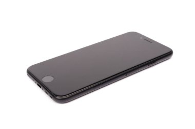 Paris, Fransa - 14 Mayıs 2020: Yeni siyah iPhone SE 2020 'nin tasarımı çok uluslu firma Apple' ın beyaz arka planda vizyona girdiği günlerde