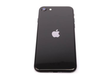 Paris, Fransa - 14 Mayıs 2020: Yeni siyah iPhone SE 2020 'nin tasarımı çok uluslu firma Apple' ın beyaz arka planda vizyona girdiği günlerde