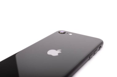Paris, Fransa - 14 Mayıs 2020: Yeni siyah iPhone SE 2020 'nin tasarımı çok uluslu firma Apple' ın beyaz arka planda vizyona girdiği günlerde