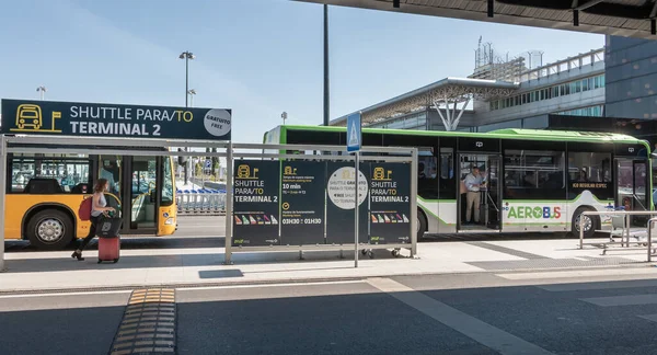 Lizbon, Portekiz - 11 Mayıs 2018: Lizbon Uluslararası Havalimanı Terminal 2 'nin önüne park edilmiş mekik ilkbahar günü yolcu bekliyor