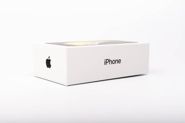 Paris, Fransa - 14 Mayıs 2020: Yeni siyah iPhone SE 2020 'nin çok uluslu Apple şirketinden ambalajı