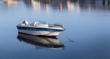 Tavira, Portekiz - 30 Nisan 2018: Portekiz 'de bir sonbahar günü küçük bir limanda küçük bir motorlu tekne