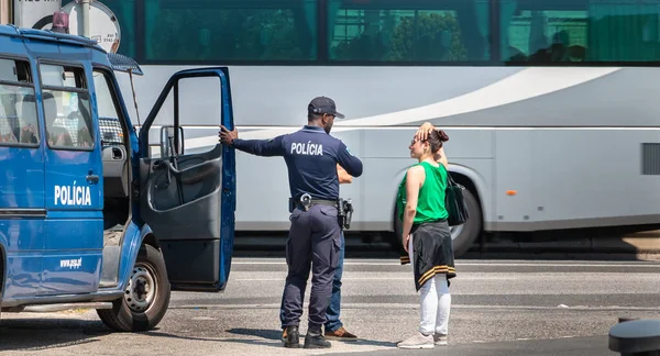 Lissabon Portugal Mei 2018 Politieagent Gesprek Met Voorbijgangers Naast Een — Stockfoto