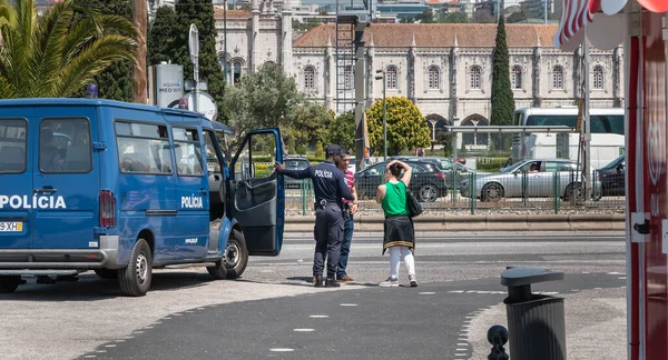 Lisboa Portugal Mayo 2018 Policía Charlando Con Transeúntes Junto Camión — Foto de Stock