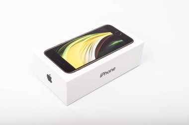 Paris, Fransa - 14 Mayıs 2020: Yeni siyah iPhone SE 2020 'nin çok uluslu Apple şirketinden ambalajı