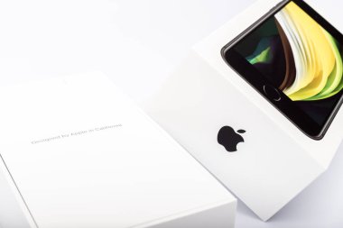 Paris, Fransa - 14 Mayıs 2020: Yeni siyah iPhone SE 2020 'nin çok uluslu Apple şirketinden ambalajı