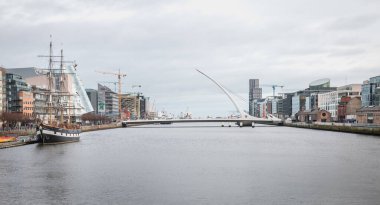 Dublin, İrlanda - 12 Şubat 2019: 3 direkli yelkenli Jeanie Johnston ve Samuel Beckett köprüsünün kopyasıyla şehir merkezinde Liffey Nehri manzarası