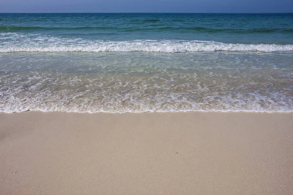 Turkuaz deniz dalga köpüğü plajda Ajman, Birleşik Arap Emirlikleri