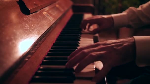 Αρσενικά χέρια πιέστε τα πλήκτρα πιάνου — Αρχείο Βίντεο