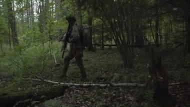 Askerleri ormana doğru git. Yeşil çalılıkları için gönderilen silah ile askeri. airsoft oyun