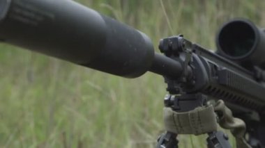siyah keskin nişancı tüfeği çim en zemin üzerinde. airsoft silahlar