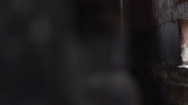 yıkılan binadaki askerler pencereden dışarı ateş ediyor. Askeri korumaları elinde hasat ile bina