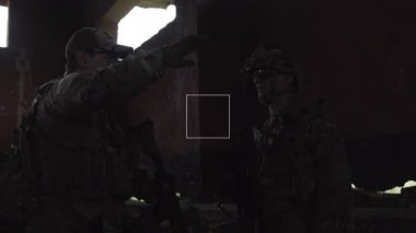 Ordu harap bir binada ve silahlarla konuşuyorlar.