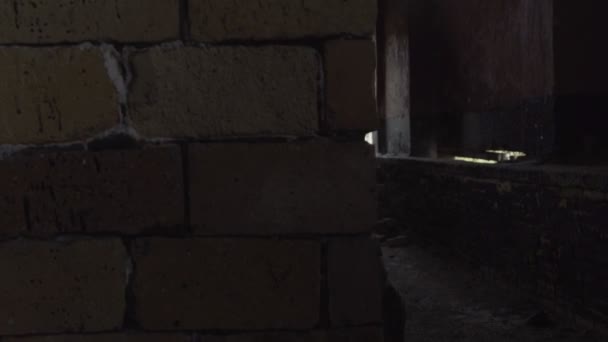 A hadsereg egy romos épületben, és beszélni fegyverekkel — Stock videók
