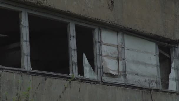 Glasscherben in einem Altbau. Verlassenes Gebäude mit kaputten Fenstern — Stockvideo