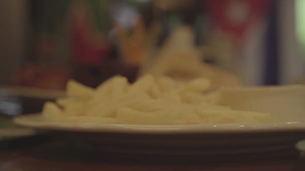 French fries on a plate at the bar. Fast food — Stockvideo