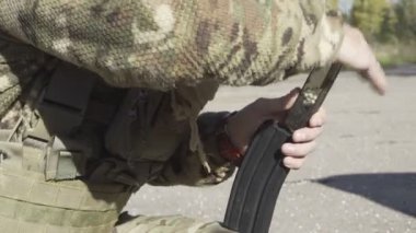 Kafes airsoft makineli hayalarına şarj askeri Üniformalı erkeklere. Airsoft Gun dergiler