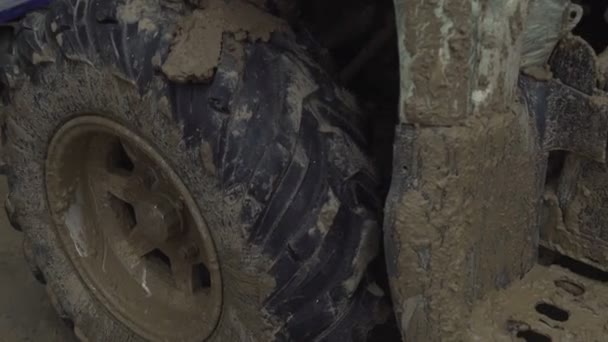 Sucio viejo ATV dañado — Vídeos de Stock