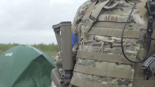 Солдат в военной форме с пистолетом, воздушные игры — стоковое видео