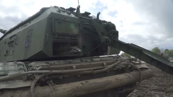 Self-propelled artillery unit on the road in a forest — Stockvideo