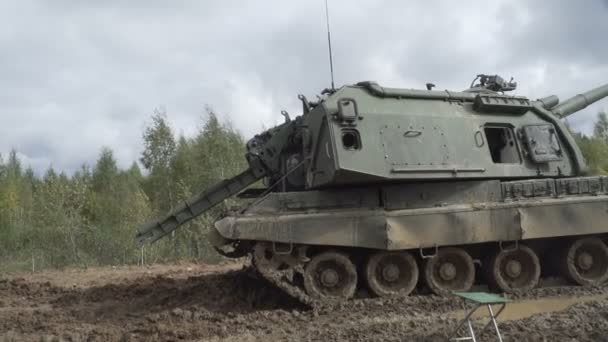 Self-propelled artillery unit on the road in a forest — Stock Video
