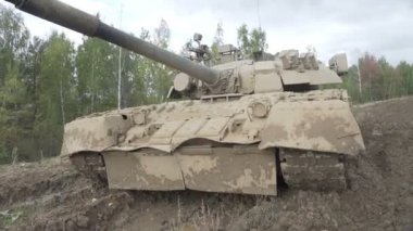 Tank kir var. Kirli savaş makinesi.
