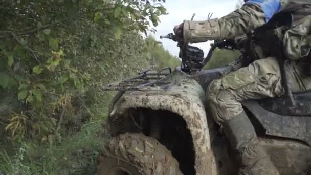 ATV militar con un arma en el barro — Vídeos de Stock
