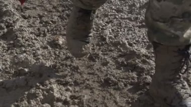 Askeri bir toprak yolda vardır. Kir Caked bot ve bacaklar