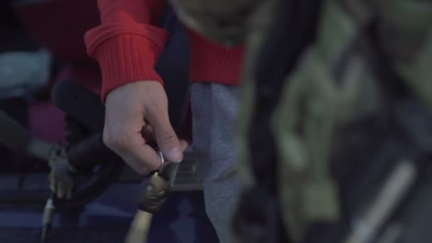 Le gars avec les clés debout près de la voiture — Video