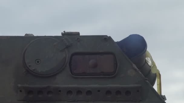 Tanque militar no campo de tiro. Estabelecimentos veículo blindado — Vídeo de Stock