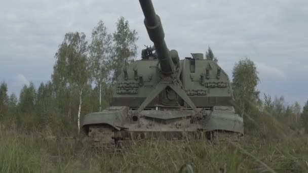 Self-propelled artillery unit in the stands. Military armored vehicles. — Stockvideo