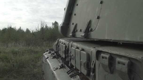 Self-propelled artillery unit in the stands. Military armored vehicles. — Stockvideo