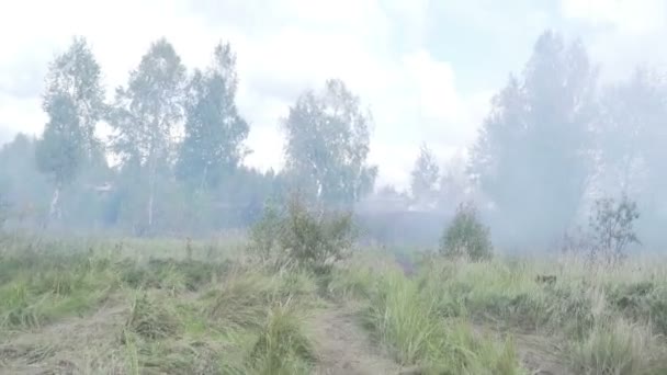 Un véhicule blindé dans la fumée. La guerre sur le terrain .