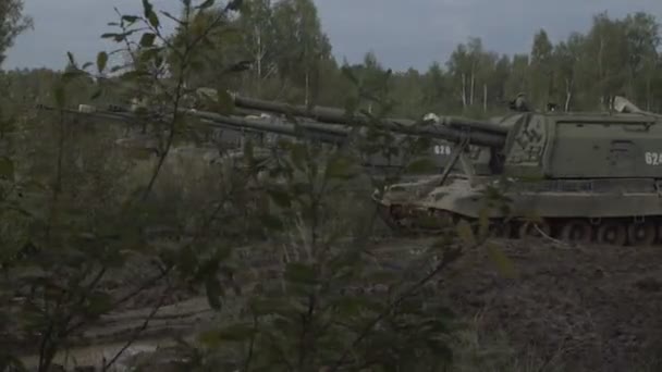 24 septembre 2016, Russie, région de Moscou, terrain d'entraînement Alabino. Jeu de guerre Airsoft : une journée sur l'armure 9 — Video