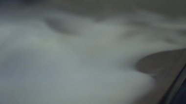 Hileler Buhar ile. Genç adam duman masaya darbeler.