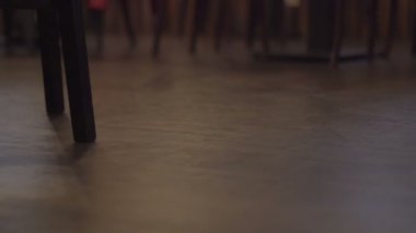 koyu ahşap zemin üzerinde yürüme topuklu siyah ayakkabı kız